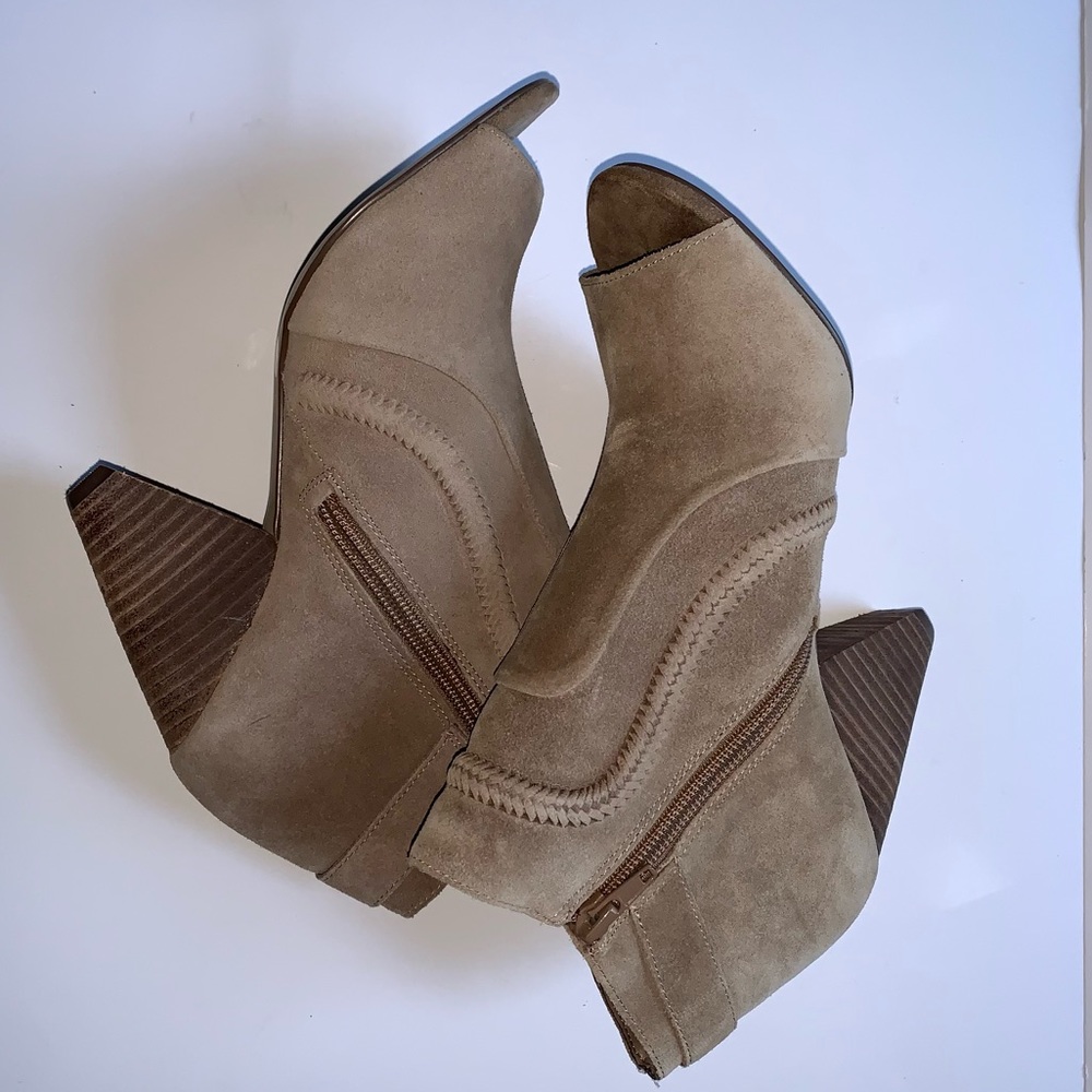 Ankle boots peek a boo toe and side